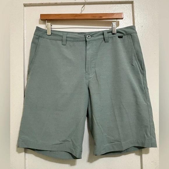 Travis Mathew green golf shorts size 32 - Picture 1 of 4